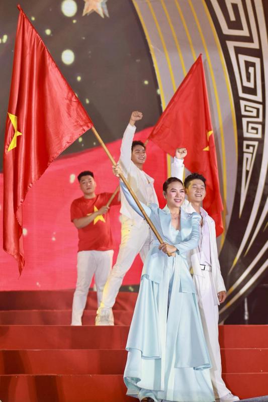 Chạy show Đại lễ như Mỹ Tâm: Từ Mỹ Đình đến Quảng trường Ba Đình rồi Ninh Bình, hát ở đâu “gây bão” ở đó- Ảnh 5.