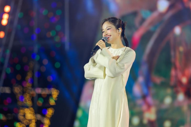 Nữ ca sĩ hát mở màn concert Quốc gia đặc biệt: Là Em Xinh duy nhất mang quân hàm Thượng úy, cực đắt show dịp Đại lễ 2/9- Ảnh 1.