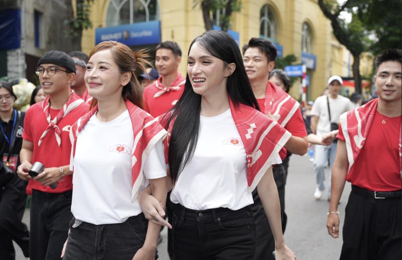 Dàn nghệ sĩ xuất hiện bất ngờ, mang tinh thần Yêu Nước bùng nổ tại trạm khách A80 cùng đơn vị đồng hành Bảo Tín Mạnh Hải- Ảnh 1.