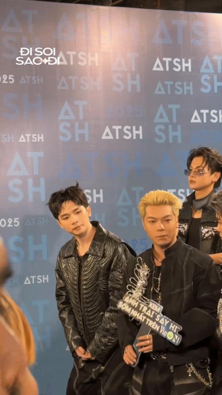 Karik - B Ray - BigDaddy nổi bật giữa dàn Anh Trai Say Hi 2025 visual như "hoạt hình", chỉ duy nhất 1 người đột nhiên vắng mặt!- Ảnh 8.