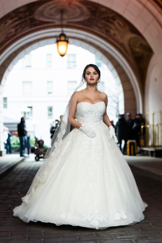 Đồ cưới của vợ chồng Selena Gomez: “Đụng hàng” Taylor Swift, cô dâu cưới thật xinh gấp 10 lần cưới giả- Ảnh 5.