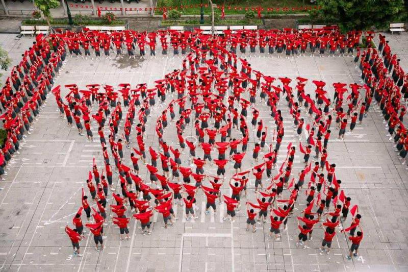 Khối học sinh “ra quân”: Các trường học đu trend “phủ đỏ” theo bản hit 6,5 tỷ view, nhìn mới thấy hoà bình đẹp thế nào!- Ảnh 1.