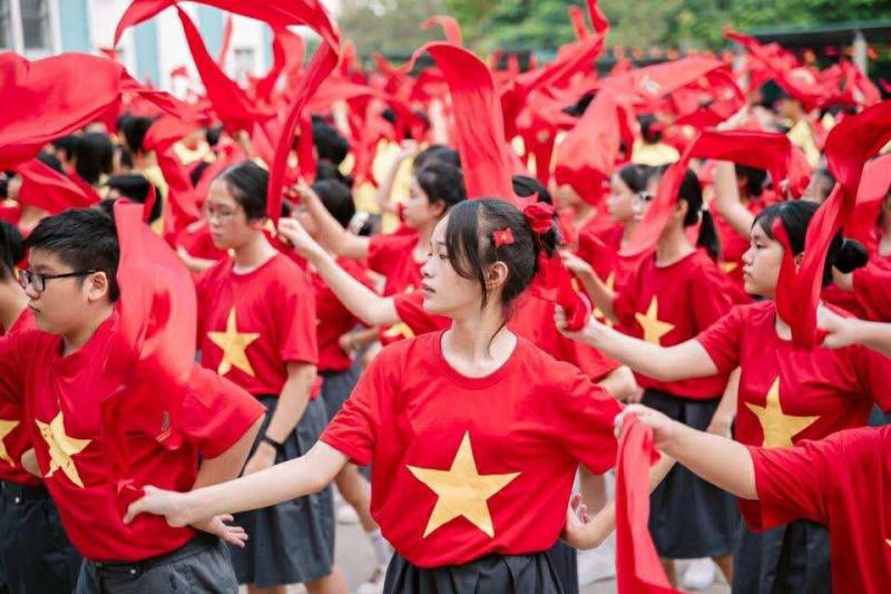 Khối học sinh “ra quân”: Các trường học đu trend “phủ đỏ” theo bản hit 6,5 tỷ view, nhìn mới thấy hoà bình đẹp thế nào!- Ảnh 3.