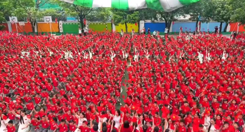 Khối học sinh “ra quân”: Các trường học đu trend “phủ đỏ” theo bản hit 6,5 tỷ view, nhìn mới thấy hoà bình đẹp thế nào!- Ảnh 4.