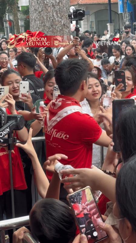 Chi Pu - Hưng Nguyễn gây náo loạn Trạm khách A80, dàn nam thần Tân Binh Toàn Năng khoe visual 