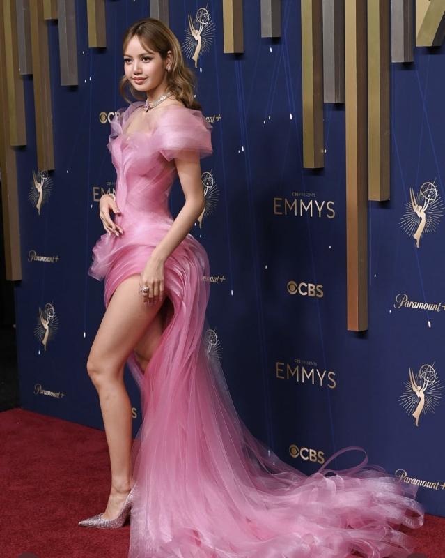 Bộ váy đẹp nhất giúp Lisa bước sang đẳng cấp minh tinh Hollywood- Ảnh 2.