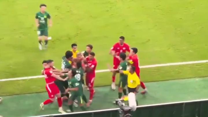 Clip: Màn ẩu đả của cầu thủ CLB CAHN và đội bóng Trung Quốc, đối diện án phạt từ AFC- Ảnh 1.
