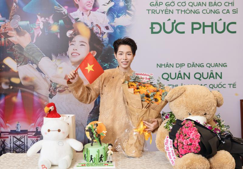 Giải đáp về sân khấu Intervision đậm hồn Việt của Đức Phúc, tại sao có tất cả nhưng vẫn thiếu cờ đỏ sao vàng?- Ảnh 1.