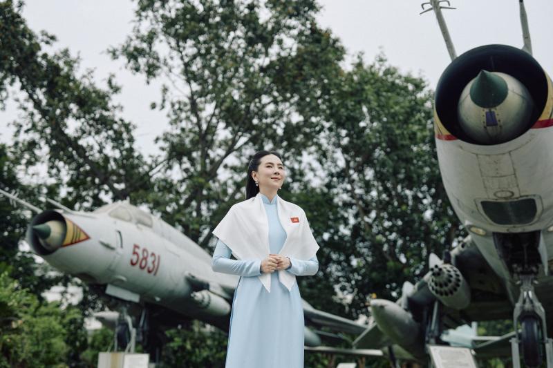 Mai Ngọc, Huyền Lizzie và nhiều nghệ sĩ thướt tha trong tà áo dài mừng ngày đại lễ- Ảnh 3.