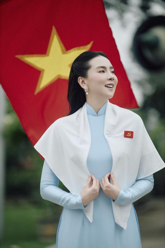 Mai Ngọc, Huyền Lizzie và nhiều nghệ sĩ thướt tha trong tà áo dài mừng ngày đại lễ- Ảnh 8.