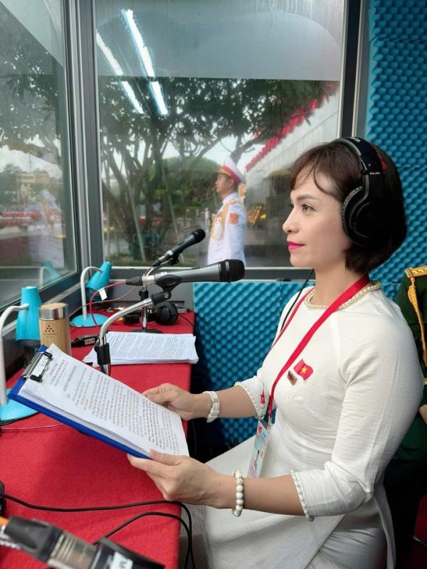 MC Hoài Anh hé lộ hậu trường của tổ thuyết minh lễ diễu binh, diễu hành A80- Ảnh 1.