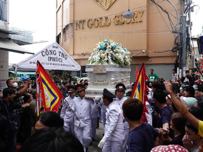 Lễ động quan diễn viên Ngọc Trinh: Việt Hương - Vân Trang đến chia buồn, dàn sao Mùi Ngò Gai nghẹn ngào tiễn biệt- Ảnh 3.