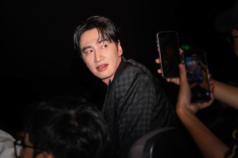 Thảm đỏ hot nhất hôm nay: Lee Kwang Soo có hành động lạ khiến Duy Khánh sốc nặng, xấu hổ đến nỗi không đứng vững- Ảnh 14.