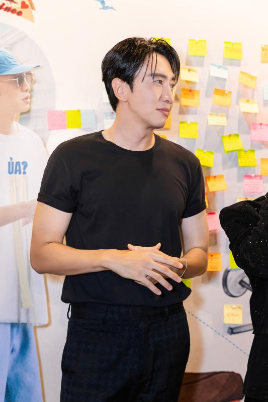Thảm đỏ hot nhất hôm nay: Lee Kwang Soo có hành động lạ khiến Duy Khánh sốc nặng, xấu hổ đến nỗi không đứng vững- Ảnh 1.