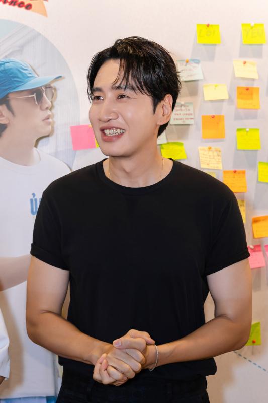 Thảm đỏ hot nhất hôm nay: Lee Kwang Soo có hành động lạ khiến Duy Khánh sốc nặng, xấu hổ đến nỗi không đứng vững- Ảnh 2.
