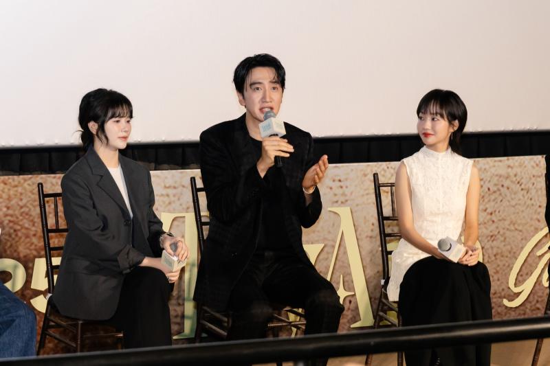 Thảm đỏ hot nhất hôm nay: Lee Kwang Soo có hành động lạ khiến Duy Khánh sốc nặng, xấu hổ đến nỗi không đứng vững- Ảnh 10.