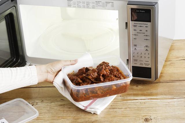 Dùng lò vi sóng hâm nóng đồ nhựa có gây ung thư?- Ảnh 1.