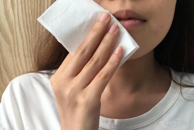 Phát hiện giấy ăn tại 1 quán ăn đắt khách chứa chất cấm gây ung thư, rối loạn nội tiết- Ảnh 1.