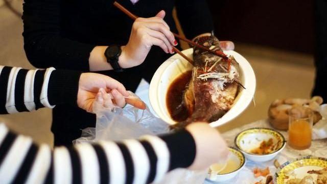 Cả nhà 3 người cùng mắc ung thư vì thói quen nhiều gia đình vẫn đang làm- Ảnh 1.