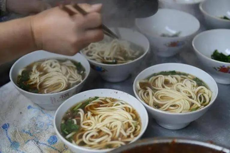 Vì sao bữa sáng không nên ăn mì? Không chỉ mì, 3 loại thực phẩm này cũng cần tránh xa- Ảnh 1.