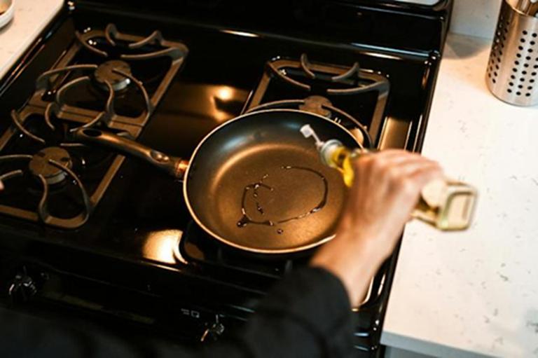 Dùng sai một loại chảo, người phụ nữ nhiễm “hóa chất vĩnh cửu”, bị ung thư gan- Ảnh 1.
