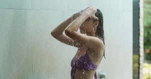 Tại sao phụ nữ không nên làm việc này khi tắm?
