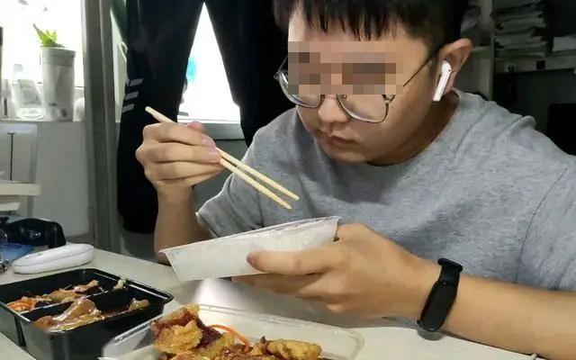 24 tuổi mắc ung thư dạ dày giai đoạn cuối vì thứ nhiều người dùng hàng ngày- Ảnh 1.
