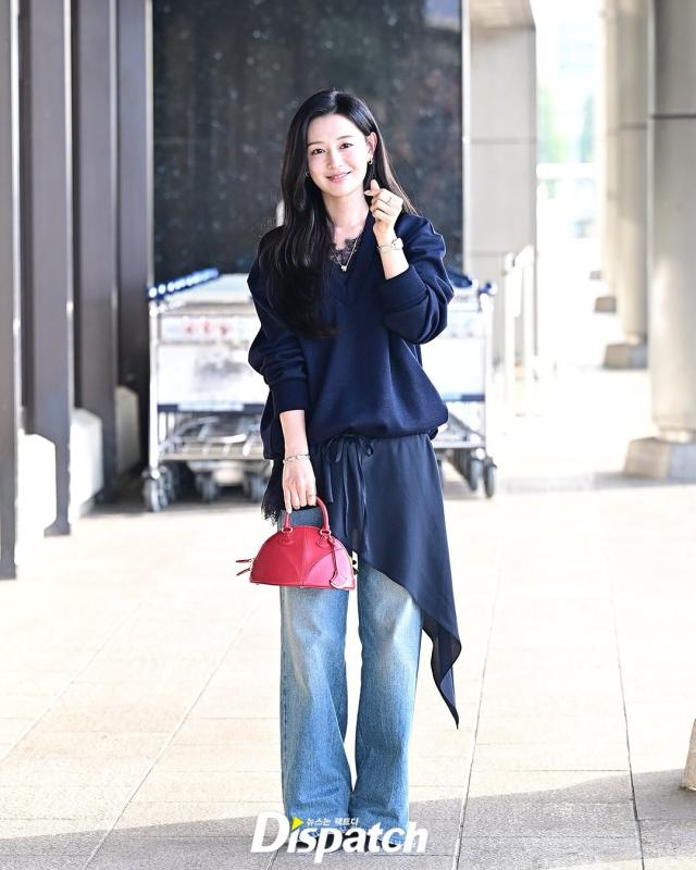 Hiếm lắm mới thấy Kim Ji Won mặc phá cách- Ảnh 2.