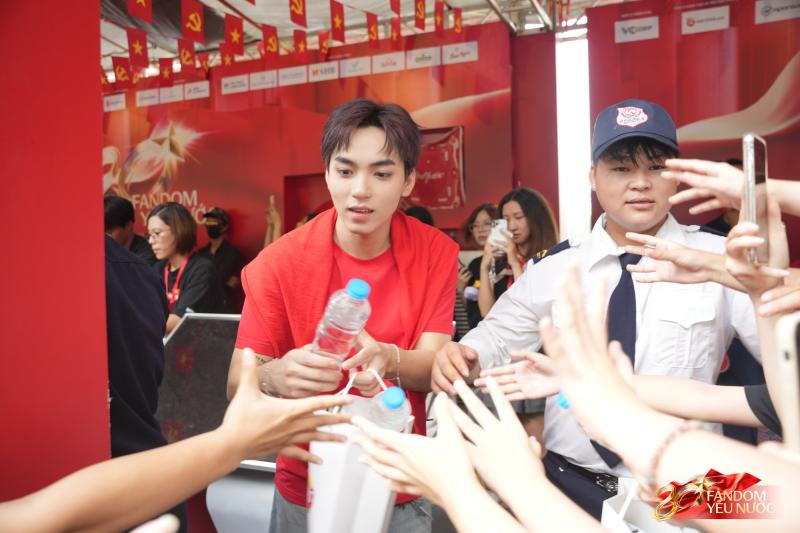 Chi Pu - Hưng Nguyễn gây náo loạn Trạm khách A80, dàn nam thần Tân Binh Toàn Năng khoe visual 