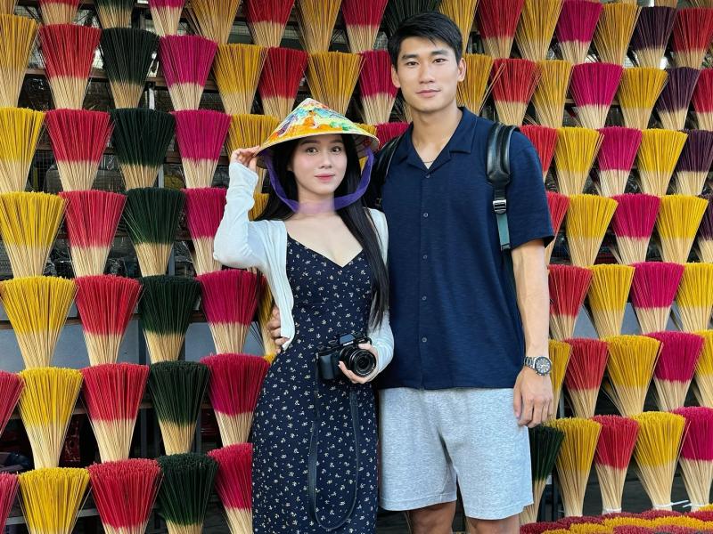 Bạn gái tiền đạo tuyển Việt Nam tung ảnh bikini 