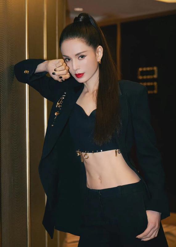 Lý Nhược Đồng cơ bụng số 11 săn chắc nổi rõ múi ở tuổi trung niên, 60 tuổi trẻ đẹp hơn 30 nhờ 1 thói quen duy trì hơn 2 thập kỷ- Ảnh 5.