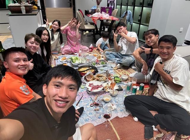 Hoà Minzy tụ tập cùng dàn WAGs nổi tiếng Chu Thanh Huyền, Doãn Hải My, nhan sắc đời thường gây sốt- Ảnh 2.