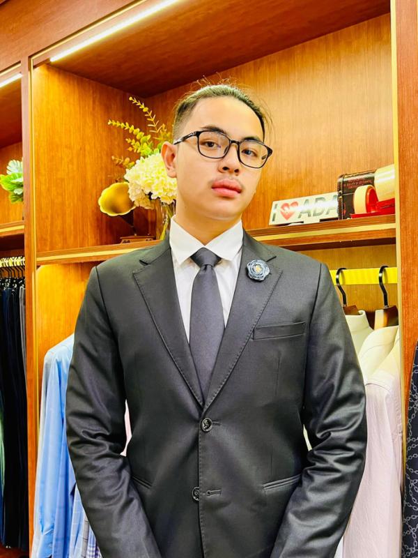 Không ngờ cậu nhóc từng gây sốt Vbiz này lại là cảnh vệ điển trai trong Tử Chiến Trên Không, đúng là con trai 