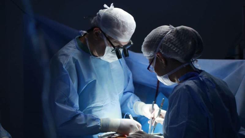 Người đàn ông 33 tuổi bụng phình to như quả bóng, bác sĩ gắp ra thứ "đáng sợ" bên trong- Ảnh 1.