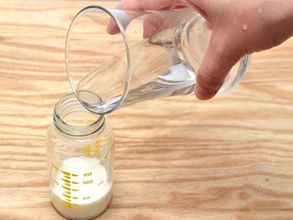 Bà ngoại dùng rượu để pha sữa khiến cháu trai nhập viện- Ảnh 1.