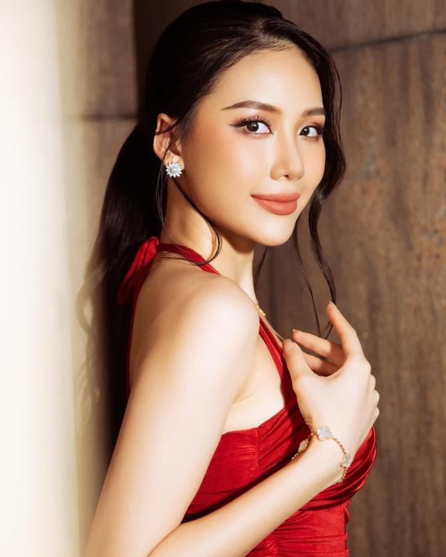 Hoa hậu Bùi Quỳnh Hoa: Vướng tai tiếng sau đăng quang, nay thả dáng bên xe sang - đồ hiệu phủ kín- Ảnh 3.