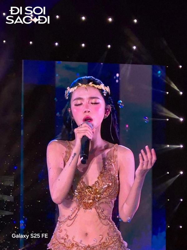 Sốc visual Em Xinh đẹp như nữ thần xé sử bước ra, nhưng chỉ xuất hiện chóng vánh tại concert- Ảnh 2.