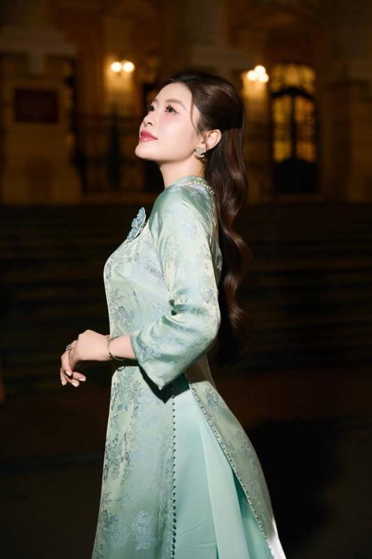 Gái xinh mặc áo dài đỏ đi diễu hành, vô tình đẹp hơn cả Ninh Dương Lan Ngọc- Ảnh 10.