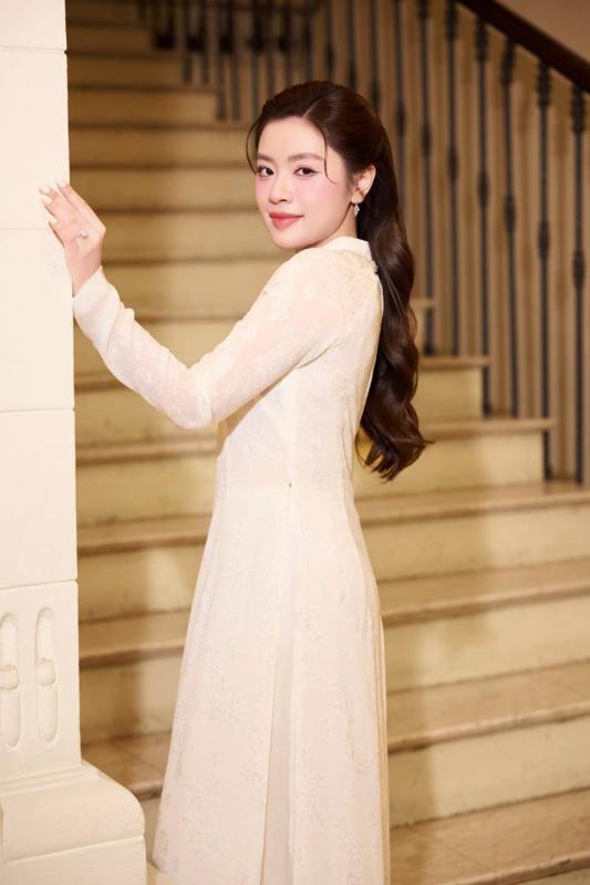 Gái xinh mặc áo dài đỏ đi diễu hành, vô tình đẹp hơn cả Ninh Dương Lan Ngọc- Ảnh 9.