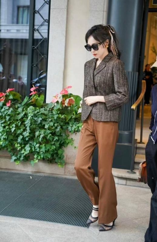 Minh tinh Cbiz mặc như bà thím trên đất Ý- Ảnh 1.