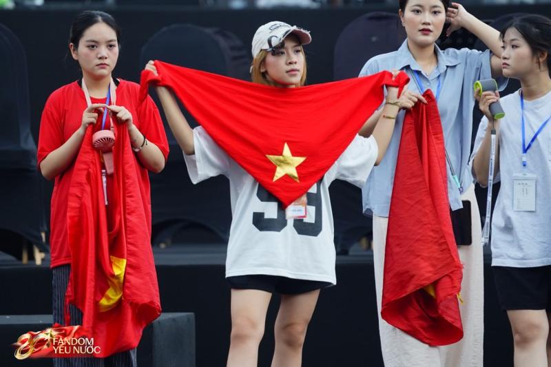 Concert quốc gia đặc biệt: SOOBIN hô "Việt Nam" đến lạc cả giọng, Mỹ Tâm kết hợp Quán quân Rap Việt quá cháy!- Ảnh 6.