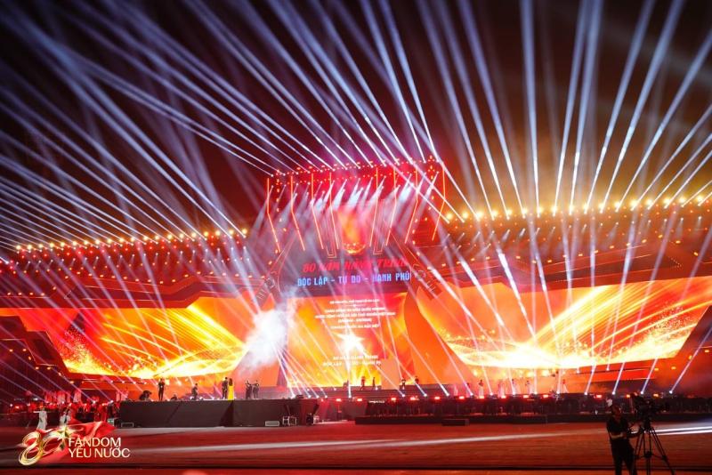 Concert quốc gia đặc biệt: SOOBIN hô "Việt Nam" đến lạc cả giọng, Mỹ Tâm kết hợp Quán quân Rap Việt quá cháy!- Ảnh 8.