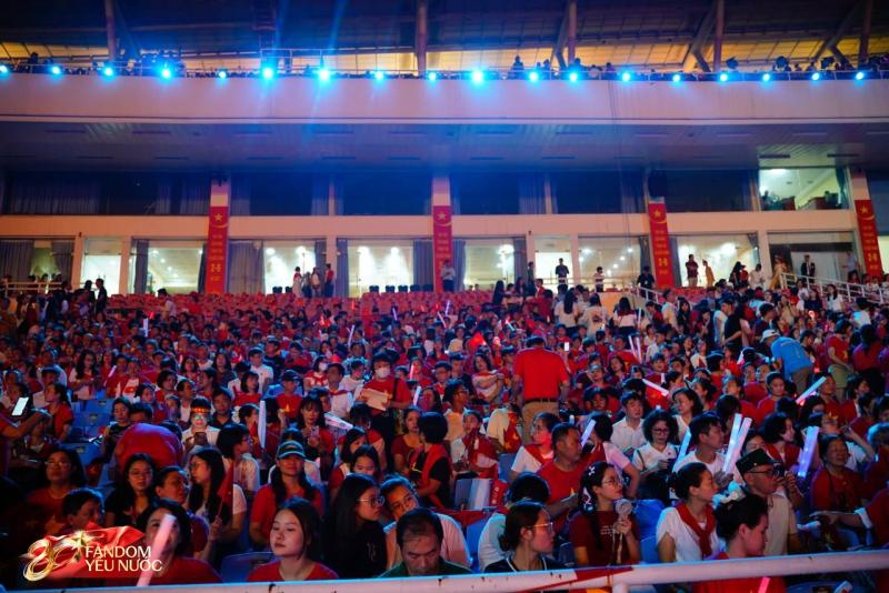 Concert quốc gia đặc biệt: SOOBIN hô "Việt Nam" đến lạc cả giọng, Mỹ Tâm kết hợp Quán quân Rap Việt quá cháy!- Ảnh 9.