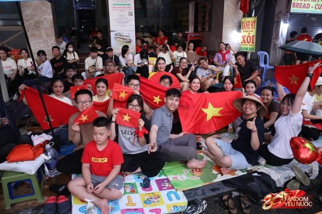Phụ nữ 35 tới 40+ xuyên đêm xem diễu binh, diễu hành cần làm ngay điều này để cấp cứu da- Ảnh 1.