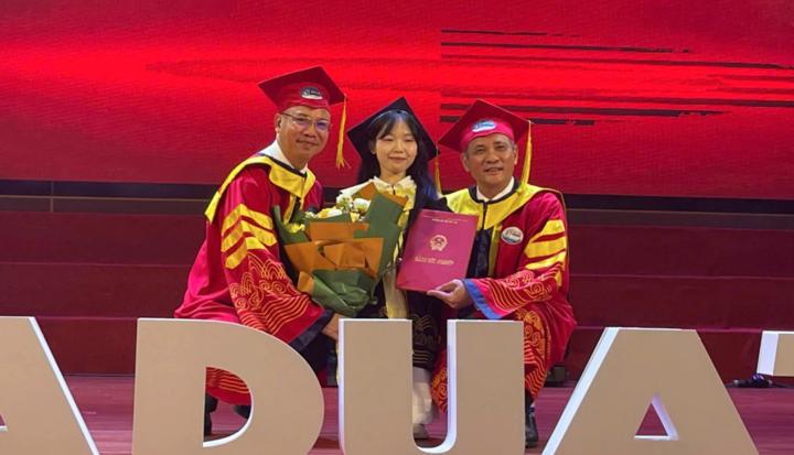 Nữ sinh tí hon, mồ côi cha mẹ vượt số phận tốt nghiệp loại giỏi trường Thuỷ lợi- Ảnh 1.