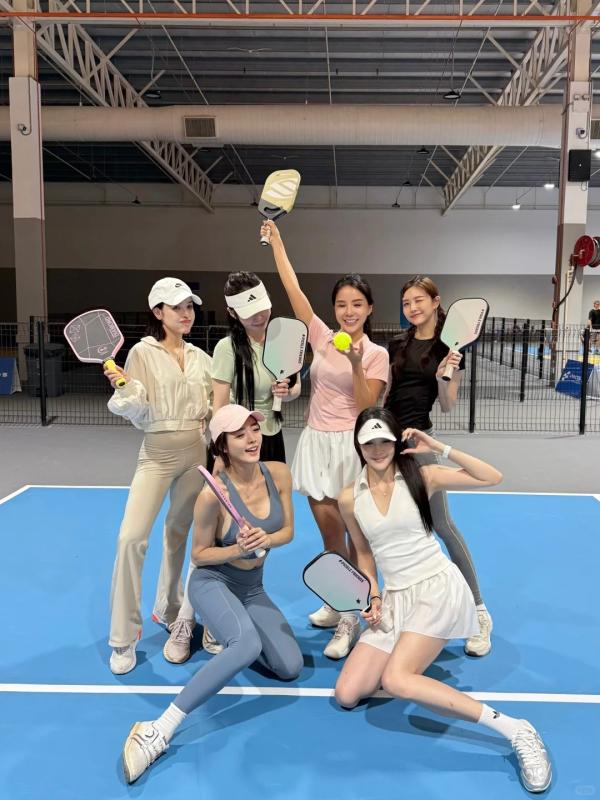 Pickleball girl mặc gì cho chuẩn? Một bên mê váy ngắn mát mẻ, một bên trung thành đồ dài tay- Ảnh 1.