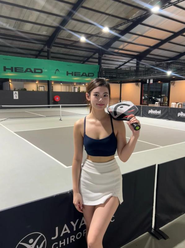 Pickleball girl mặc gì cho chuẩn? Một bên mê váy ngắn mát mẻ, một bên trung thành đồ dài tay- Ảnh 4.