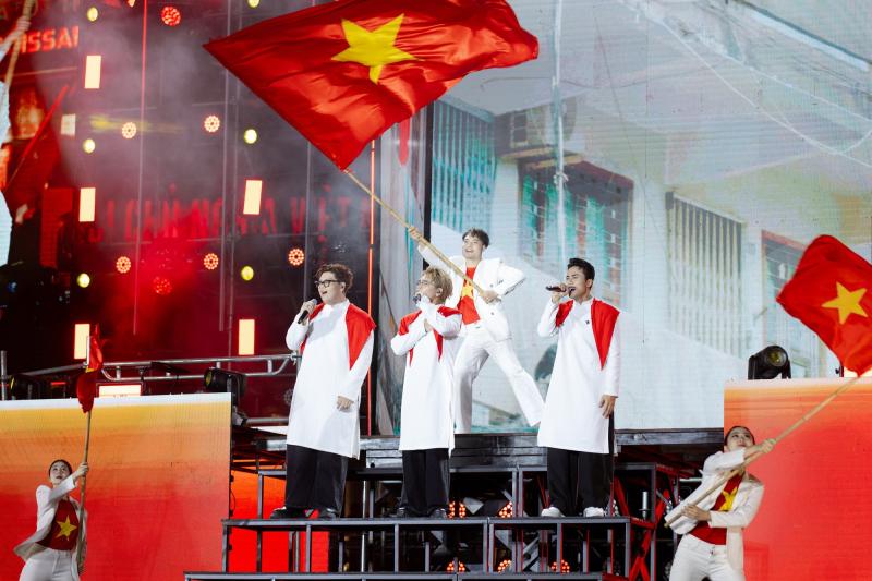 Hàng chục nghìn người thuộc Khối Yêu Nước đồng ca vang vọng khắp Hồ Gươm, Phương Mỹ Chi giương cao quốc kỳ đẹp mãn nhãn- Ảnh 4.