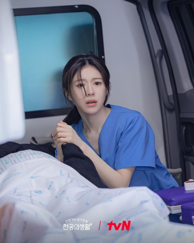 Trần đời chưa thấy bác sĩ nội trú nào đẹp vô cùng tận thế này: Nhan sắc kinh thiên động địa, hoàn mỹ không một điểm trừ- Ảnh 6.