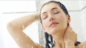 Cách gội đầu bằng lá trà xanh giúp giảm rụng tóc- Ảnh 5.